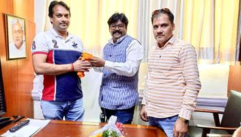 संजय कुमार -  जंतर मंतर स्थित पार्टी कार्यालय में झारखंड प्रदेश युवा जदयू के साथियों से हुई भेंटवार्ता